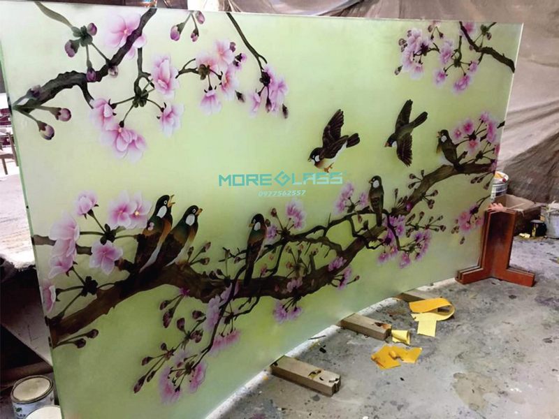 . Thi công tranh kính cường lực khắc hoa đào phong thủy là một cách để tạo nên một không khí vui vẻ và sức sống mới cho ngôi nhà của bạn trong mùa Xuân bằng cách treo tranh ở phòng khách.