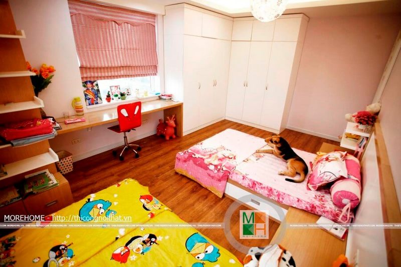 Tủ quần áo được đặt trên trần phòng trẻ em.